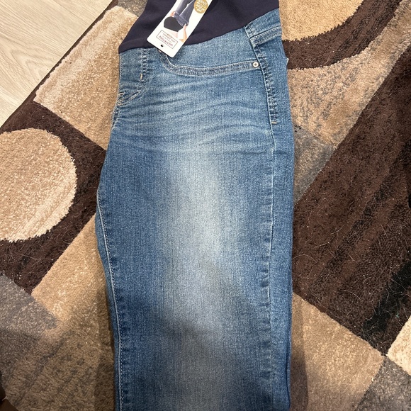 Levi Strauss Maternity - Tags still on - Picture 2 of 5